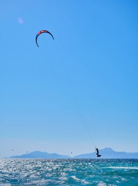 Kos, Yunanistan - 4 Temmuz 2018. Yunan Kos Adası plaj Kitesurf pratik bir genç adam. Güney Ege Bölgesi, Yunanistan.
