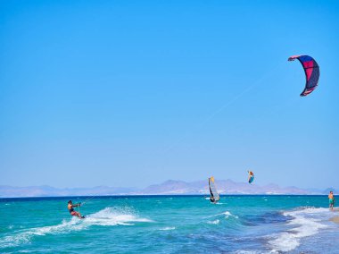 Kos, Yunanistan - 4 Temmuz 2018. Yunan Kos Adası plaj Kitesurf pratik bir genç adam. Güney Ege Bölgesi, Yunanistan.