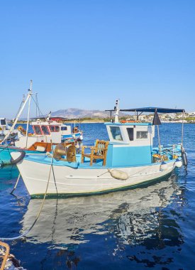 Mastichari, Yunanistan - 4 Temmuz 2018. Yunan balıkçı tekneleri Mastichari balıkçı limanı, Yunan Kos Adası, Güney Ege Bölgesi, Yunanistan bir köy içinde demirleyen.