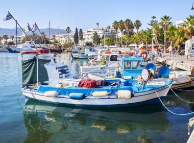 Kos, Yunanistan - 4 Temmuz 2018. Kos balıkçı limanı, Güney Ege Bölgesi, Yunanistan bir ada Yunan balıkçı tekneleri demirleyen.