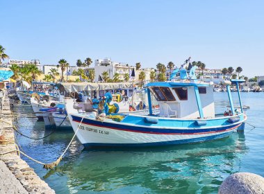 Kos, Yunanistan - 4 Temmuz 2018. Kos balıkçı limanı, Güney Ege Bölgesi, Yunanistan bir ada Yunan balıkçı tekneleri demirleyen.