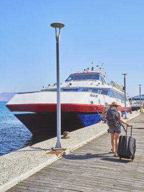 Kos, Yunanistan - 4 Temmuz 2018. İstanköy, Yunanistan Güney Ege bölgesinin bir ada harbour bir feribot yatılı bir backpacker.