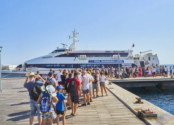 Kos Grèce Juillet 2018 Troupeau Touristes Embarquant Dans Ferry Port — Photo