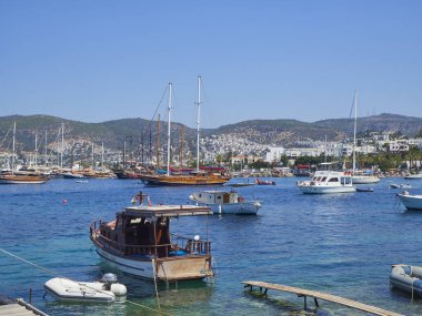 Bodrum, Türkiye - 5 Temmuz 2018. Arka planda Bodrum ile Kumbahce koyunda tekne palamarla. Muğla ilinin.