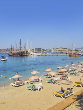 Bodrum, Türkiye - 5 Temmuz 2018. Bodrum limanından ve Saint Peter Kalesi içinde belgili tanımlık geçmiş Kumbahce beach Kumbahce Yelkenli ile defne adlı palamarla. Muğla ilinin.