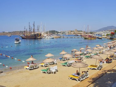 Bodrum, Türkiye - 5 Temmuz 2018. Bodrum limanından ve Saint Peter Kalesi içinde belgili tanımlık geçmiş Kumbahce beach Kumbahce Yelkenli ile defne adlı palamarla. Muğla ilinin.