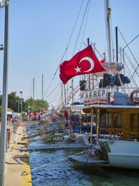 Bodrum, Türkiye - 6 Temmuz 2018. Tekne Bodrum limanında demirlemiş. Muğla ilinin.