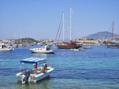 Bodrum, Türkiye - 5 Temmuz 2018. Arka plan ile Saint Peter Kalesi Kumbahce koyunda tekne palamarla. Muğla ilinin.