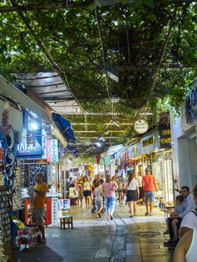 Bodrum, Türkiye - 5 Temmuz 2018. Turistleri Bodrum şehir merkezi ın Bazaarı sokaklarda alışveriş yapmak. Muğla ilinin.