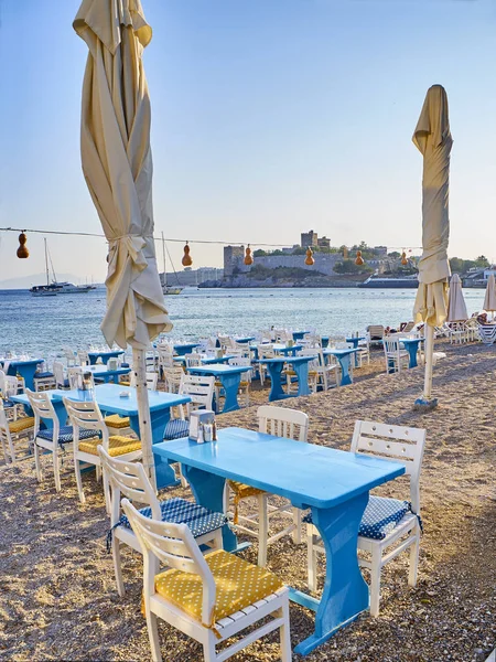 Stoły Krzesłami Turecki Tawerny Pobliżu Morza Zatoce Plaży Kumbahce Tle — Zdjęcie stockowe