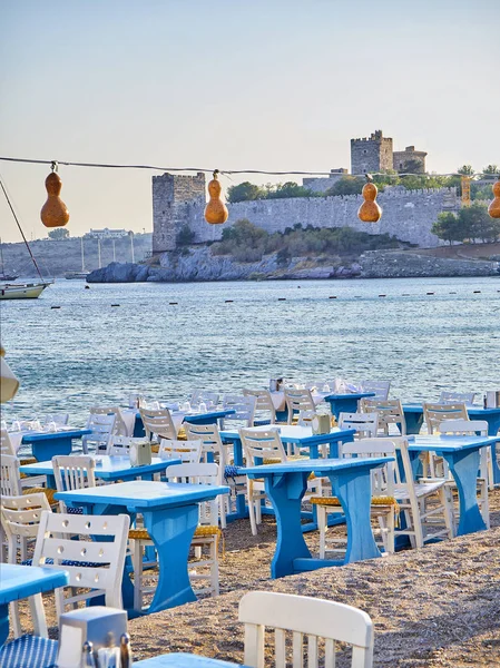 Mesas Com Cadeiras Uma Taverna Turca Perto Mar Uma Praia — Fotografia de Stock