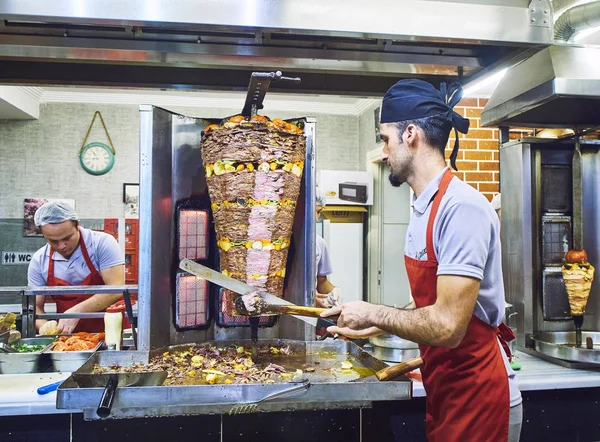 Bodrum Turquía Julio 2018 Cocinero Cortando Rebanadas Carne Verduras Tradicional —  Fotos de Stock