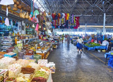 Bodrum, Türkiye - 6 Temmuz 2018. Bodrum pazarda kapalı Pazar Yeri, şehir merkezinde alışveriş vatandaşlar. Muğla ilinin.