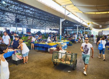 Bodrum, Türkiye - 6 Temmuz 2018. Bodrum pazarda kapalı Pazar Yeri, şehir merkezinde alışveriş vatandaşlar. Muğla ilinin.