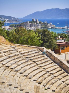 Bodrum, Türkiye - 6 Temmuz 2018. Bir Asya Turizm Halikarnas Amphitheatre Kumbahce Körfezi ile ve arka planda Saint Peter kale ziyaret etti. Bodrum, Muğla ilinin.