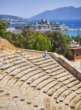 Bodrum, Türkiye - 6 Temmuz 2018. Bir Asya Turizm Halikarnas Amphitheatre Kumbahce Körfezi ile ve arka planda Saint Peter kale ziyaret etti. Muğla ilinin.