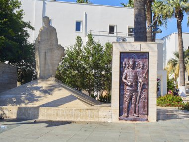 Bodrum, Türkiye - 6 Temmuz 2018. Mustafa Kemal Atatürk ve Osmanlı asker heykeli ile Bağımsızlık Anıtı. Bodrum şehir. Muğla ilinin.