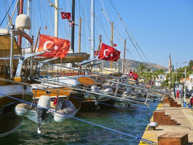 Bodrum, Türkiye - 6 Temmuz 2018. Tekne Bodrum limanında demirlemiş. Muğla ilinin.
