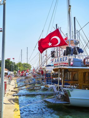 Bodrum, Türkiye - 6 Temmuz 2018. Tekne Bodrum limanında demirlemiş. Muğla ilinin.