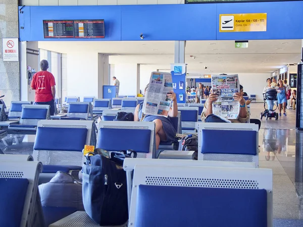 博德鲁姆 土耳其 2018年7月7日 在土耳其机场候机楼等候的乘客正在看报 博德鲁姆机场 住宿省 土耳其 — 图库照片