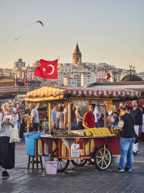 Istanbul, Türkiye - 7 Temmuz 2018. Eminönü, bir eski Istanbul 'un ilçesinde, Türkiye, Galata Kulesi batımında arka planda bir sokakta Mısır koçanı durak.