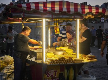 Istanbul, Türkiye - 7 Temmuz 2018. Mısır koçanı Eminönü, Istanbul, Türkiye, eski ilçe sokak bir ahır günbatımında baharat bir satıcı.