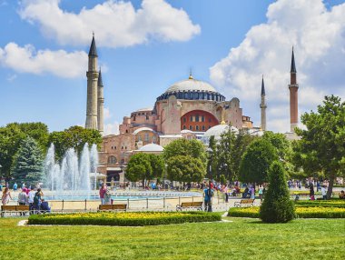 Istanbul, Türkiye - 10 Temmuz 2018. Ayasofya Sophia cami içinde belgili tanımlık geçmiş ile Sultanahmet parkta yürüyen vatandaşlar. Istanbul, Türkiye.