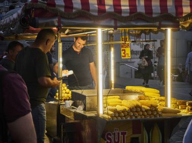 Istanbul, Türkiye - 7 Temmuz 2018. Mısır koçanı Eminönü, Istanbul, Türkiye, eski ilçe sokak bir ahır günbatımında baharat bir satıcı.