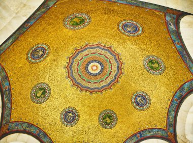 Alman Çeşmesi kubbesi altın mozaiği, Hipodrom Konstantinopolis, Sultan Ahmet Meydanı Kuzey tarafında çeşme bir kule tarz. Istanbul, Türkiye.