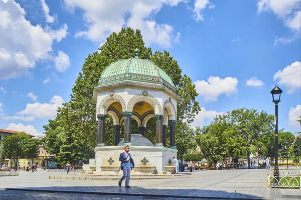 Istanbul Türkei Juli 2018 Bürger Spazieren Vor Dem Deutschen Brunnen — Stockfoto