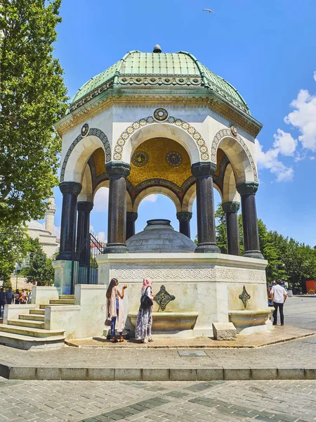 Istanbul Türkei Juli 2018 Erfrischende Bürger Deutschen Brunnen Einem Pavillon — Stockfoto