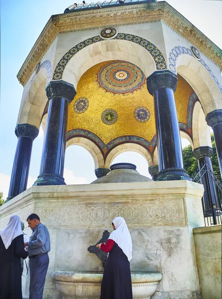 Istanbul Türkei Juli 2018 Erfrischende Bürger Deutschen Brunnen Einem Pavillon — Stockfoto