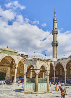 Istanbul, Türkiye - 7 Temmuz 2018. Sultan Ahmet Camii Camii, Camii olarak da bilinir, avluda ön planda abdest çeşme ile yürüyüş turistler. Istanbul, Türkiye.