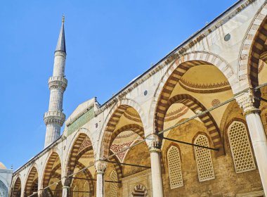 Sultan Ahmet Camii Camii, olarak da bilinen Sultanahmet Camii, arka planda bir minare ile arcaded avlusu. Istanbul, Türkiye.