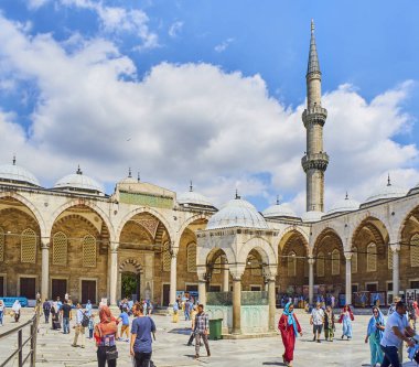 Istanbul, Türkiye - 7 Temmuz 2018. Sultan Ahmet Camii Camii, Camii olarak da bilinir, avluda ön planda abdest çeşme ile yürüyüş turistler. Istanbul, Türkiye.