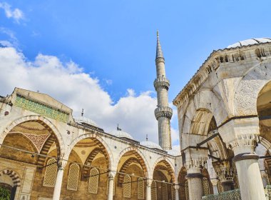 Sultan Ahmet Camii Camii, olarak da bilinen Sultanahmet Camii, ön planda abdest çeşme ile arcaded avlusu. Istanbul, Türkiye.