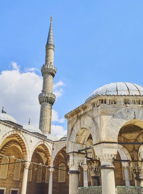 Sultan Ahmet Camii Camii, Sultanahmet Camii, olarak kknown de ön planda abdest çeşme ile arcaded avlusu. Istanbul, Türkiye.