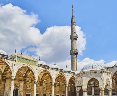 Sultan Ahmet Camii Camii, olarak da bilinen Sultanahmet Camii, ön planda abdest çeşme ile arcaded avlusu. Istanbul, Türkiye.