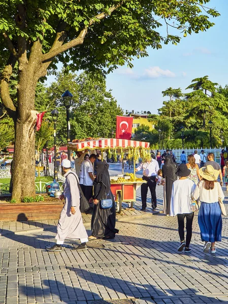 Istanbul Turkey July 2018 Citizens Walking Corn Cobs Stall Sultanahmet — Stock Photo, Image