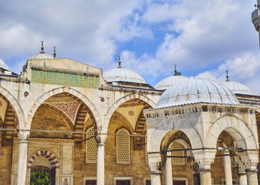 Sultan Ahmet Camii Camii, olarak da bilinen Sultanahmet Camii, ön planda abdest çeşme ile Arcaded avlusu asıl girdi. Istanbul, Türkiye.