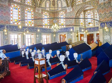 Istanbul, Türkiye - 8 Temmuz 2018. Sultan Ahmet Türbesi ziyaret vatandaşlar ben Sultan Ahmet Camii Kuzey tarafında. Istanbul, Türkiye.