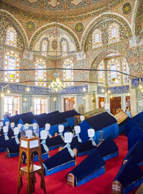 Istanbul, Türkiye - 8 Temmuz 2018. Sultan Ahmet Türbesi ziyaret vatandaşlar ben Sultan Ahmet Camii Kuzey tarafında. Istanbul, Türkiye.