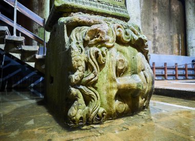 Yeraltı Yerebatan Sarnıcı, olarak da bilinen Yerebatan Sarnıcı kuzeybatı köşesinde bulunan Medusa yana Başkanı. Istanbul, Türkiye.