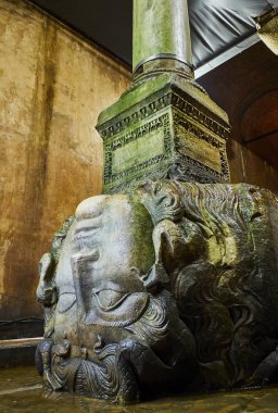 Yeraltı Yerebatan Sarnıcı, olarak da bilinen Yerebatan Sarnıcı kuzeybatı köşesinde bulunan Medusa ters Başkanı. Istanbul, Türkiye.