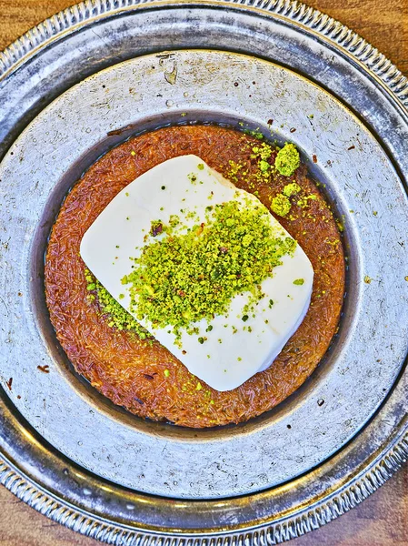 Kunefe Also Known Kenafeh Traditional Arab Dessert Made Kadayif Thin — Stock Photo, Image