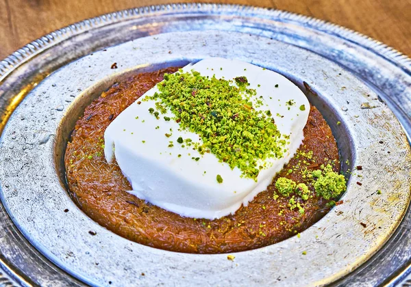 Kunefe Also Known Kenafeh Traditional Arab Dessert Made Kadayif Thin — Stock Photo, Image