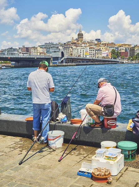 Стамбул Туреччина Липня 2018 Громадяни Риболовля Пристані Еміньоню Стикається Рот — стокове фото