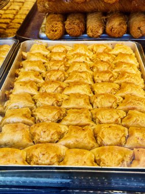 Baklava, Filo, çok ince mayasız hamur ve fındık ile dolgu katmanları ile yapılan geleneksel bir Arap tatlı.