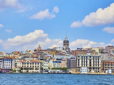 Istanbul, Türkiye - 9 Temmuz 2018. Karaköy bölge manzarası ile arka planda Galata Kulesi manzarası. Istanbul, Türkiye.
