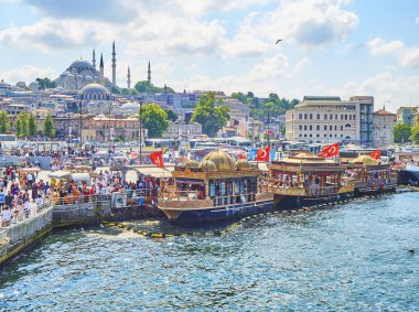 Istanbul, Türkiye - 11 Temmuz 2018. Arka planda Süleymaniye Camii Camii ile boğaz ve Eminönü İlçe manzarası Haliç körfezin ağzında Eminönü İskelesi balık sandviç tekne palamarla. Istanbul, Türkiye.